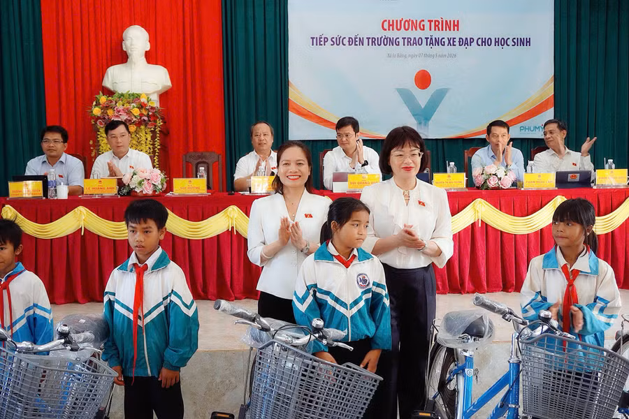 Đoàn ĐBQH tỉnh Gia Lai tặng xe đạp cho học sinh trên địa bàn xã Ia Băng. Ảnh: Sơn Ca