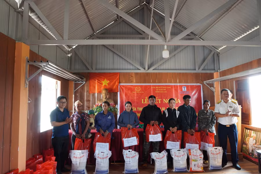 thue-tinh-gl-cong-ty-cp-petec-binh-dinh-tang-qua-cho-ho-ngheo-lang-jro-ktu-dak-yang.jpg