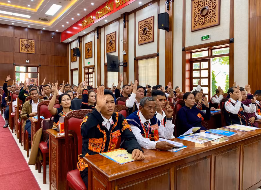 cac-dai-bieu-bieu-quyet-thong-qua-quyet-tam-thu-dai-hoi-dai-bieu-cac-dan-toc-thieu-so-tinh-gia-lai-lan-thu-iv-nam-2024-anh-ha-duy.jpg