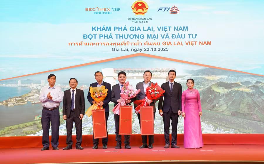 cac-dong-chi-lanh-dao-tinh-don-tiep-va-tang-qua-luu-niem-cho-cac-doi-tac-thai-lan.jpg