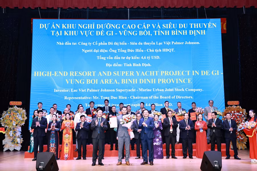 lanh-dao-tinh-trao-chu-truong-va-giay-chung-nhan-dang-ky-dau-tu-cho-dn.jpg