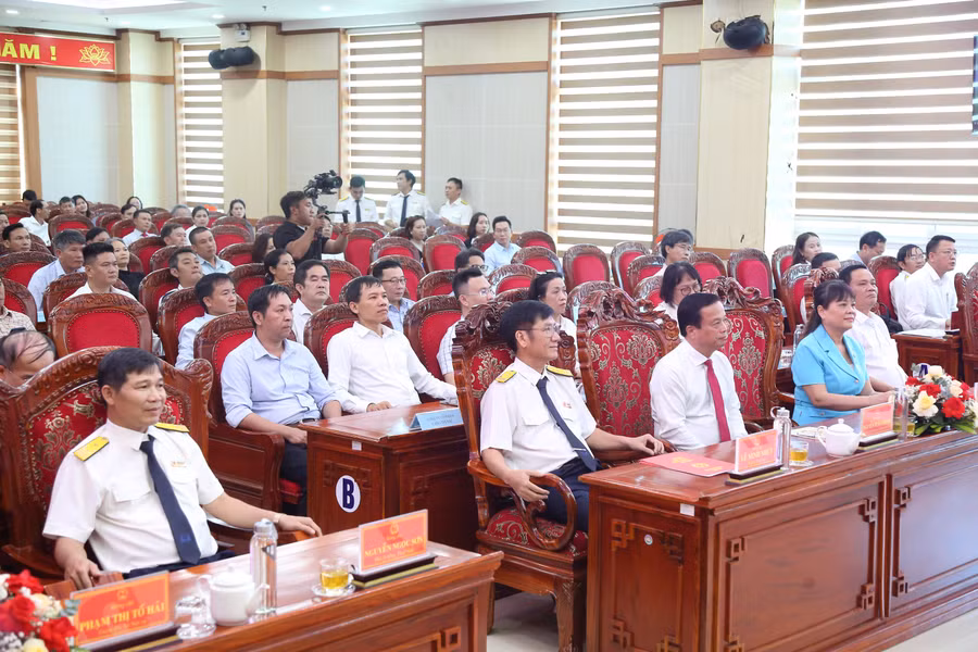 2-quang-canh-hoi-nghi.jpg