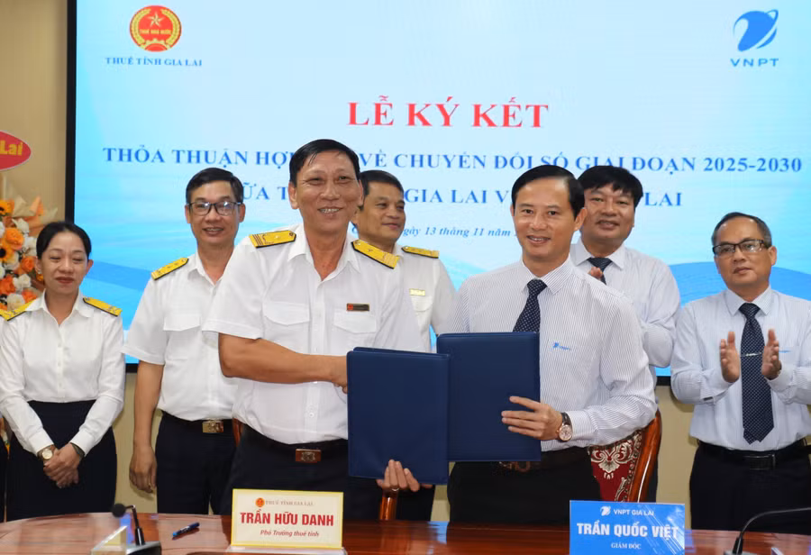 2-dai-dien-thue-tinh-va-vnpt-ky-ket.jpg