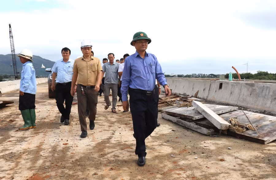 a1-nguyen-tu-cong-hoang-pho-chu-tich-ubnd-tinh-diem-tra-thuc-te-viec-trien-khai-cong-tac-dam-bao-an-toan-tren-tuyen-duong-dt-639-doan-cat-tien-diem-van.jpg