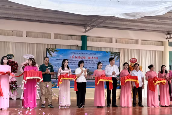 Phó Chủ tịch UBND tỉnh Nguyễn Thị Thanh Lịch dự Lễ khánh thành trường Mầm non Hoa Mai – Phân hiệu số 2, xã Chư Sê