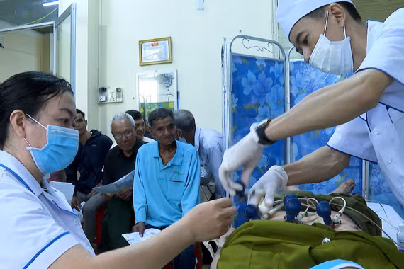 Khám bệnh, cấp thuốc miễn phí cho 450 người có hoàn cảnh khó khăn tại xã Mang Yang