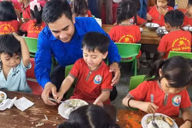 Đoàn xã tổ chức bữa ăn miễn phí cho 106 em học sinh Trường Mầm non Hoa Hồng. Ảnh: ĐVCC