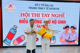 Điều dưỡng Đỗ Thị Hiền (Khoa Nội) giành giải nhất hội thi. Ảnh: Vũ Chi