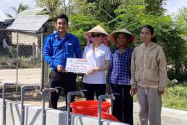 Đoàn xã phối hợp cùng các nhà hảo tâm bàn giao công trình nước sạch cho điểm Trường Mầm non Vành Khuyên (buôn Chờ Tung). Ảnh: ĐVCC