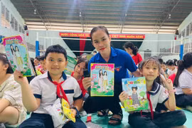 Các em thiếu nhi vui mừng nhận những phần quà từ chương trình. Ảnh: Vũ Chi