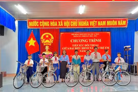 HĐND xã tặng xe đạp cho các em học sinh có hoàn cảnh khó khăn trong xã. Ảnh: ĐVCC