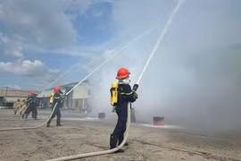 Lực lượng chuyên nghiệp tham gia chữa cháy. Ảnh: ĐVCC