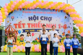 Các em học sinh nghèo vượt khó học giỏi được nhận quà từ chương trình. Ảnh: Như Loan