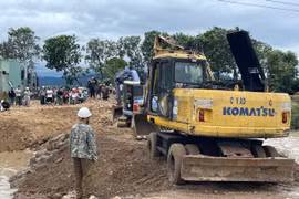 Đơn vị thi công khắc đổ đất, đá khắc phục tạm thời điểm sạt lở trên tuyến đường tránh từ phường Ayun Pa qua xã Ia Tul. Ảnh: Vũ Chi