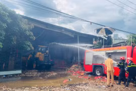 Cán bộ, chiến sĩ Đội chữa cháy và cứu nạn cứu hộ khu vực Ayun Pa chữa cháy kho mì tại thôn Plei Tăng A, xã Ia Ake, huyện Phú Thiện. Ảnh: Vũ Chi