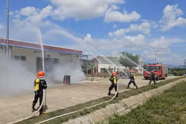 Các lực lượng triển khai dập tắt đám cháy. Ảnh: ĐVCC