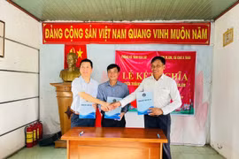 Đại diện lãnh đạo Thống kê tỉnh, UBND xã Chư A Thai và thôn Dlâm ký kết giao ước kết nghĩa. Ảnh: Vũ Chi