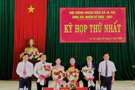 Bà Rah Lan H’Dry (thứ 3 từ phải sang) tiếp tục được tín nhiệm bầu giữ chức Chủ tịch HĐND xã khóa XVI. Ảnh: ĐVCC