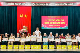 Phó Bí thư Thường trực Đảng ủy phường Ayun Pa Trịnh Văn Lương trao quà mừng thọ cho người cao tuổi. Ảnh: Nguyễn Sang