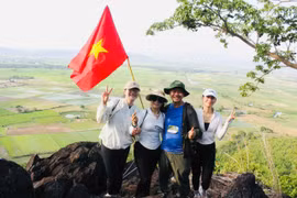 Các vận động viên hào hứng check-in trên đỉnh Chư Mố. Ảnh: Vũ Chi
