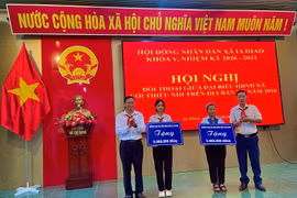 Đại biểu HĐND xã Ia Hiao đối thoại với thiếu nhi. Ảnh: Vũ Chi