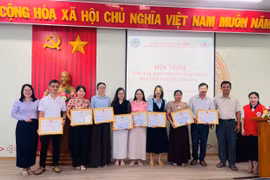 Các cá nhân được Chủ tịch UBND xã tặng giấy khen vì có thành tích tiêu biểu trong công tác hiến máu tình nguyện năm 2026. Ảnh: Vũ Chi