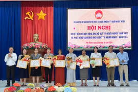 Các tập thể được nhận giấy khen của UBND huyện vì đã có thành tích xuất sắc trong công tác tham gia vận động, ủng hộ Quỹ “Vì người nghèo” của huyện năm 2023. Ảnh: Vũ Chi