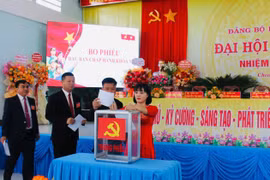 Các đại biểu bỏ phiếu bầu Ban Chấp hành Đảng bộ phường Cheo Reo nhiệm kỳ 2025-2030. Ảnh: Vũ Chi