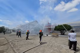 Lực lượng chuyên nghiệp và cơ sở phối hợp dập tắt đám cháy. Ảnh: ĐVCC
