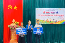Bí thư Đoàn phường Nguyễn Thị Như trao kinh phí hỗ trợ hộ gia đình có hoàn cảnh khó khăn và mô hình em nuôi của Đoàn. Ảnh: Vũ Chi