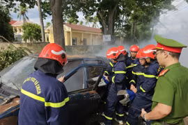 Lực lượng chuyên nghiệp triển khai phá cửa xe cứu người bị nạn. Ảnh: ĐVCC