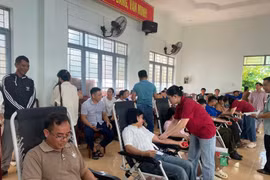 Đông đảo người dân 4 xã Phú Túc, Ia Dreh, Uar, Ia Rsai tham gia hiến máu tình nguyện. Ảnh: Sơn Trung