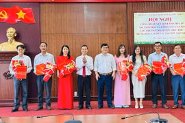 Lãnh đạo xã Phú Thiện trao quyết định bổ nhiệm hiệu trưởng các trường sau sáp nhập. Ảnh: ĐVCC