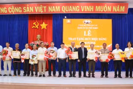 Lãnh đạo Đảng ủy xã Phú Thiện trao Huy hiệu Đảng cho các đảng viên. Ảnh: Lê Tú