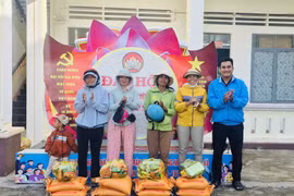 Anh Nay Chương (bìa phải, Bí thư Đoàn xã Ia Dreh) trao quà cho hộ nghèo, cận nghèo buôn Chờ Tung. Ảnh: Đoàn xã Ia Dreh
