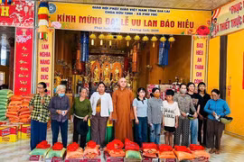 Chùa Bửu Tịnh tặng quà cho các gia đình có hoàn cảnh khó khăn xã Phú Túc. Ảnh: V.C