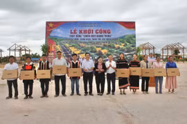 Tại lễ khởi công, chính quyền địa phương phối hợp với Ban Quản lý Đầu tư và Xây dựng Thủy lợi 7 trao tặng 10 máy tính xách tay cho 10 thôn trên địa bàn xã. Ảnh: Vũ Chi