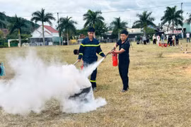 Các học viên thực hành kỹ năng sử dụng phương tiện, thiết bị chữa cháy. Ảnh: ĐVCC