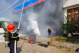 Lực lượng chuyên nghiệp triển khai chữa cháy và cứu nạn cứu hộ tại cửa hàng xăng dầu Phú Thiện. Ảnh: ĐVCC