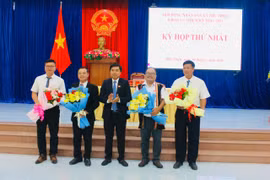 Ông Vũ Hồng Duy (thứ 2 từ trái sang) tái cử chức Chủ tịch HĐND xã Phú Thiện khóa VI, nhiệm kỳ 2026-2031. Ảnh: Vũ Chi