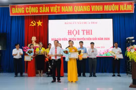 Ban tổ chức trao giải nhất cho đội thi số báo danh 07. Ảnh: Vũ Chi