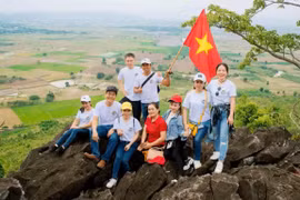 Du khách chinh phục núi Chư Mố. Ảnh: ĐVCC