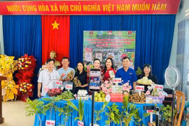 Phiên livestream có sự tham gia của lãnh đạo Ủy ban MTTQ Việt Nam và các hội, đoàn thể xã cùng nhiều hộ sản xuất, chủ thể OCOP địa phương. Ảnh: Vũ Chi