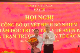 Giám đốc Sở Y tế Lê Quang Hùng trao quyết định điều động và bổ nhiệm ông Phạm Chí Quang giữ chức vụ Giám đốc Trung tâm Y tế Ayun Pa. Ảnh: Vũ Chi