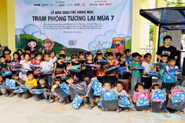 Các em học sinh háo hức nhận quà từ chương trình. Ảnh: Nguyễn Chi