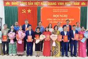 Lơ Pang công bố quyết định thành lập 7 chi bộ và trao huy hiệu Đảng cho 4 đảng viên