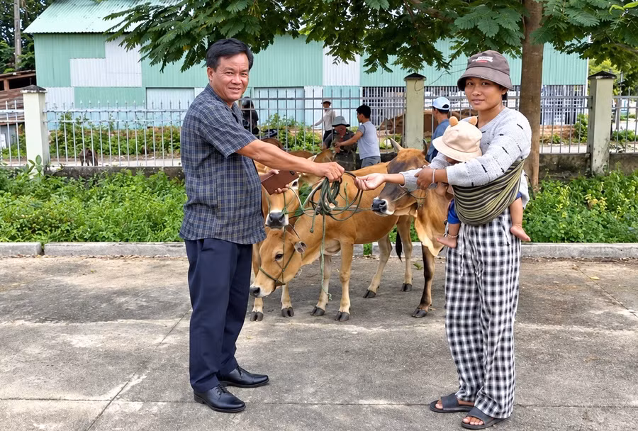 dai-dien-lanh-dao-ban-kinh-te-ngan-sach-hoi-dong-nhan-dan-xa-uar-trao-bo-cho-ho-dan-anh-minh-phuong.jpg