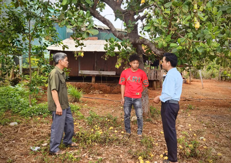 can-bo-thon-triel-to-chuc-tuyen-truyen-nguoi-dan-ve-cong-tac-bau-cu.jpg