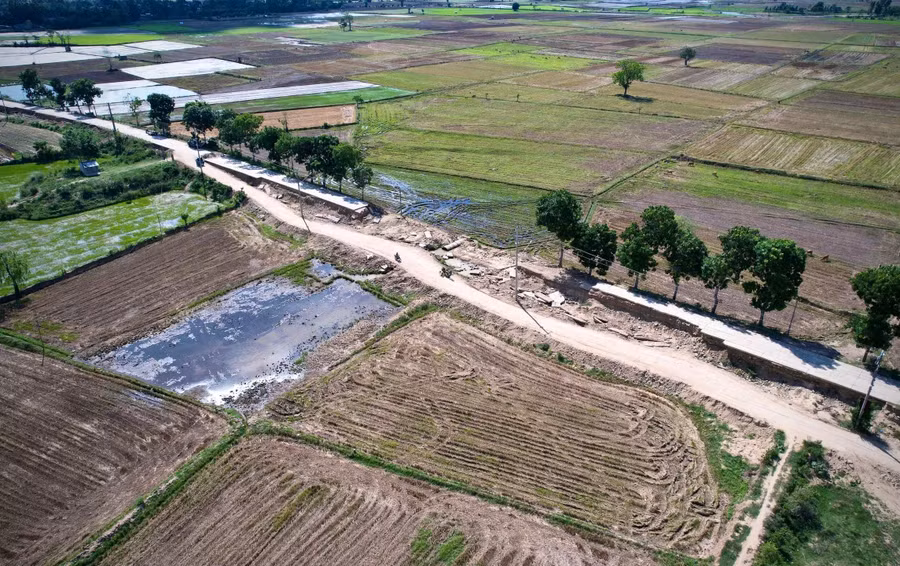 tuyen-duong-qua-trung-tam-xa-ia-tul-co-khoang-13-km-bi-hu-hong-nghiem-trong-den-nay-van-chua-the-khoi-phuc-anh-mp.jpg