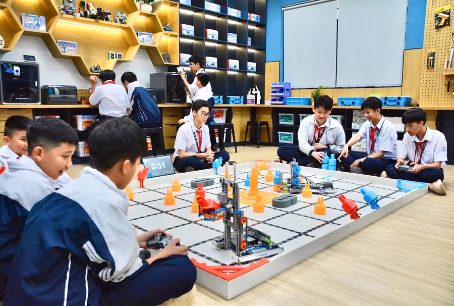 hoc-sinh-truong-thcs-nguyen-du-trinh-dien-ky-thuat-dieu-khien-robot-duoc-trang-bi-tai-phong-stem-do-petrovietnam-tai-tro-anh-minh-phuong.jpg